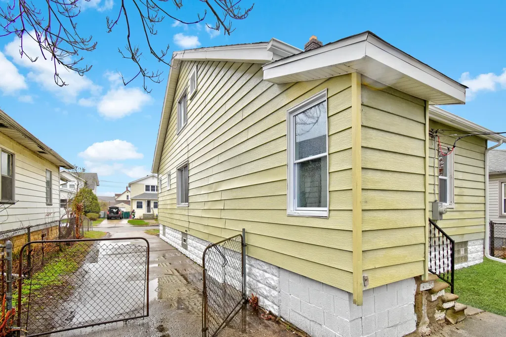 345 E Goulson Avenue Hazel Park City MI 48030