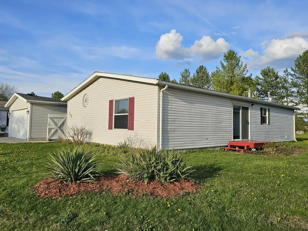 229 Cadgewith E Dewitt Charter Township MI 48906