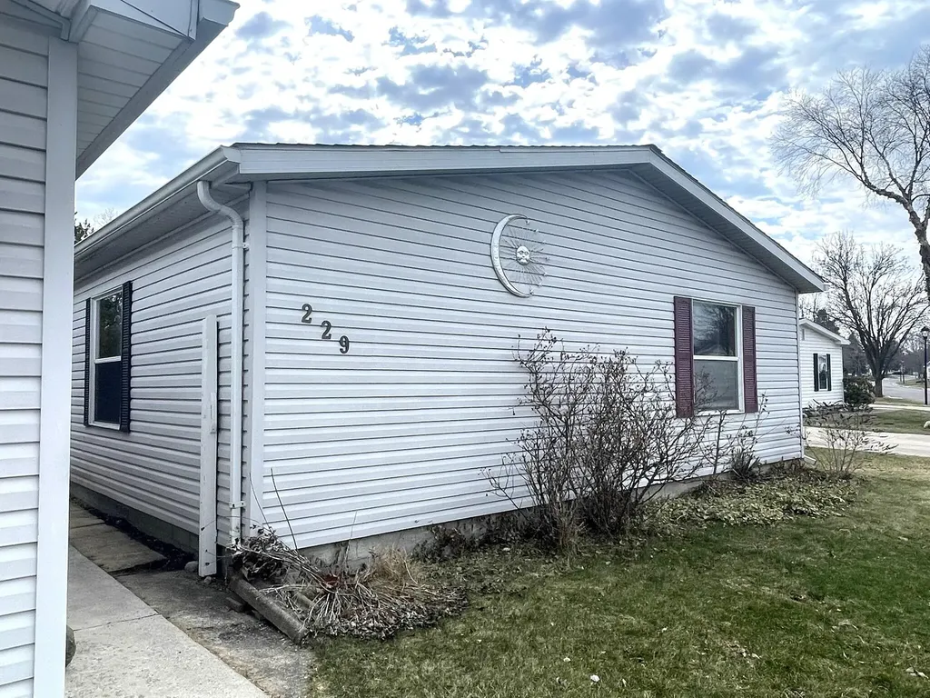 229 Cadgewith E Dewitt Charter Township MI 48906