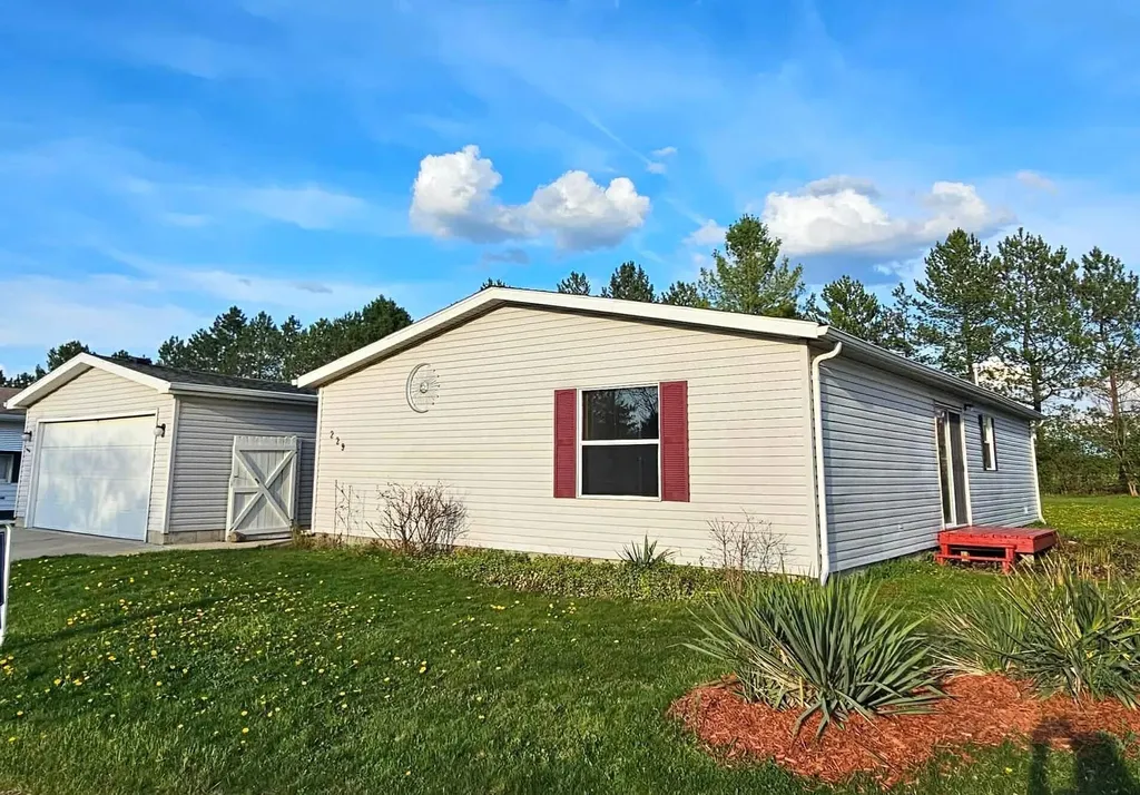 229 Cadgewith E Dewitt Charter Township MI 48906