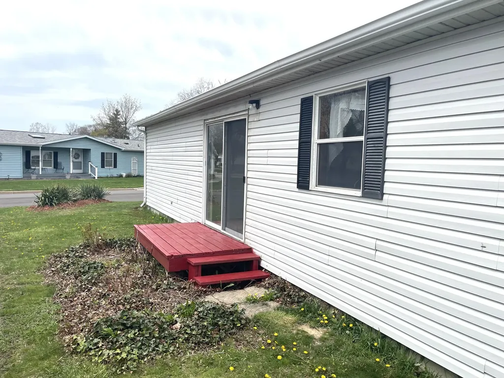 229 Cadgewith E Dewitt Charter Township MI 48906