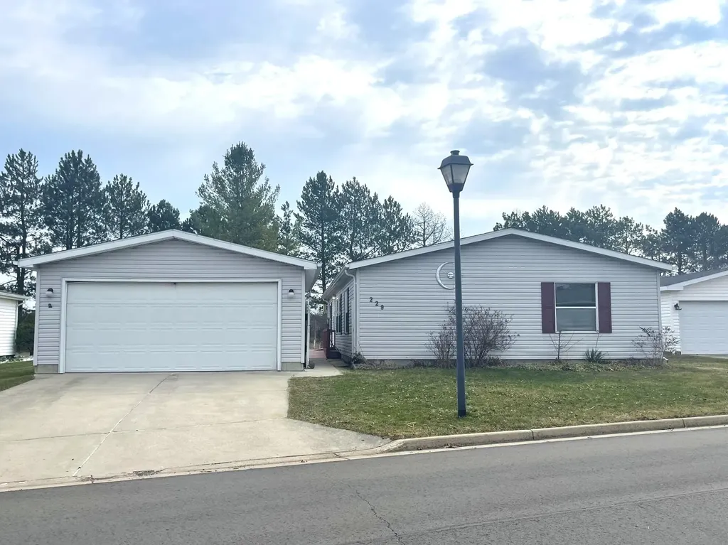 229 Cadgewith E Dewitt Charter Township MI 48906