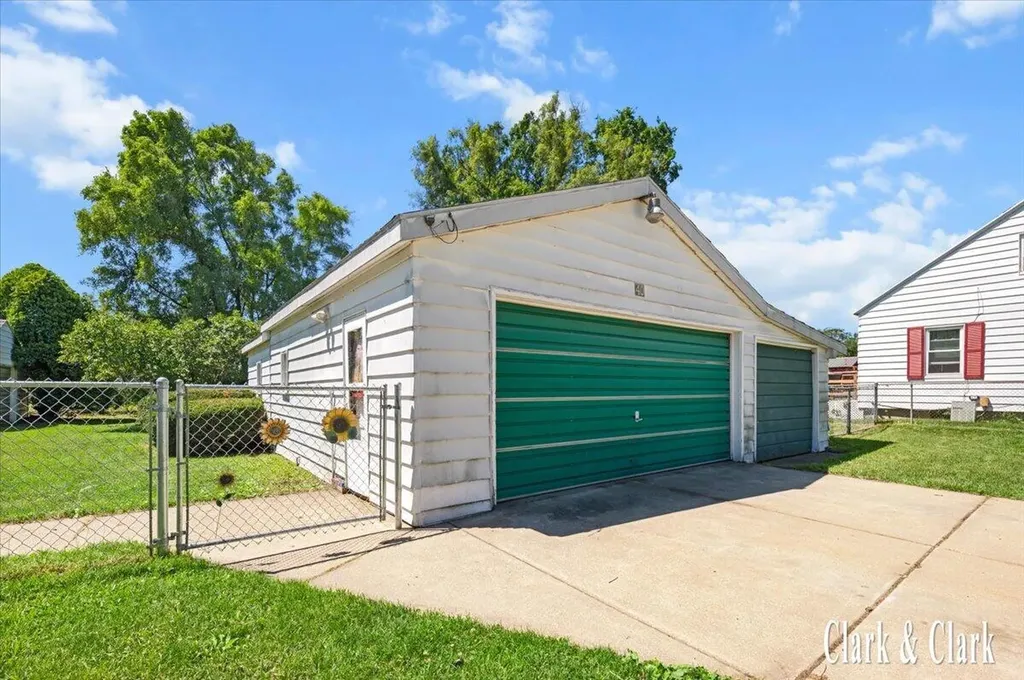 40 41st Street SW Wyoming City MI 49548