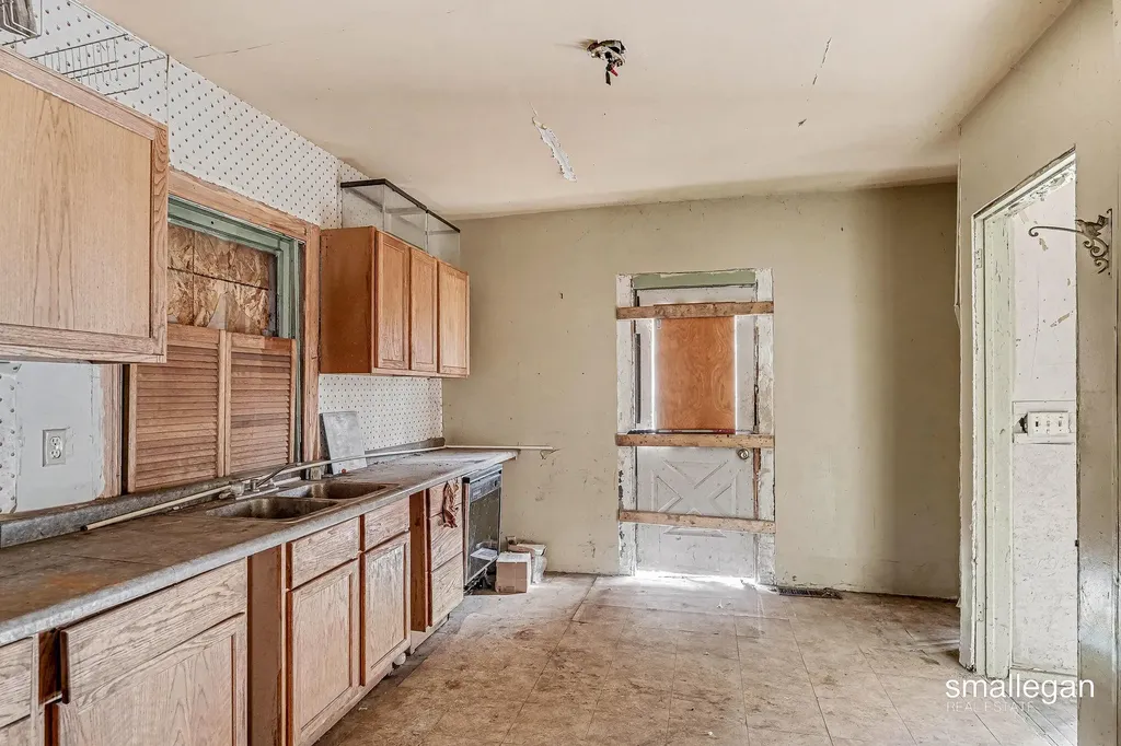 821 Clarence Street Kalamazoo City MI 49001