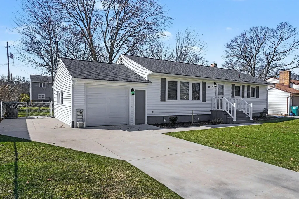 1657 Leif Avenue Norton Shores City MI 49441