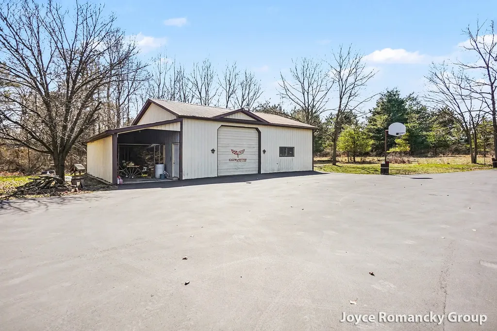 11235 W Broomfield Road Broomfield Township MI 49340