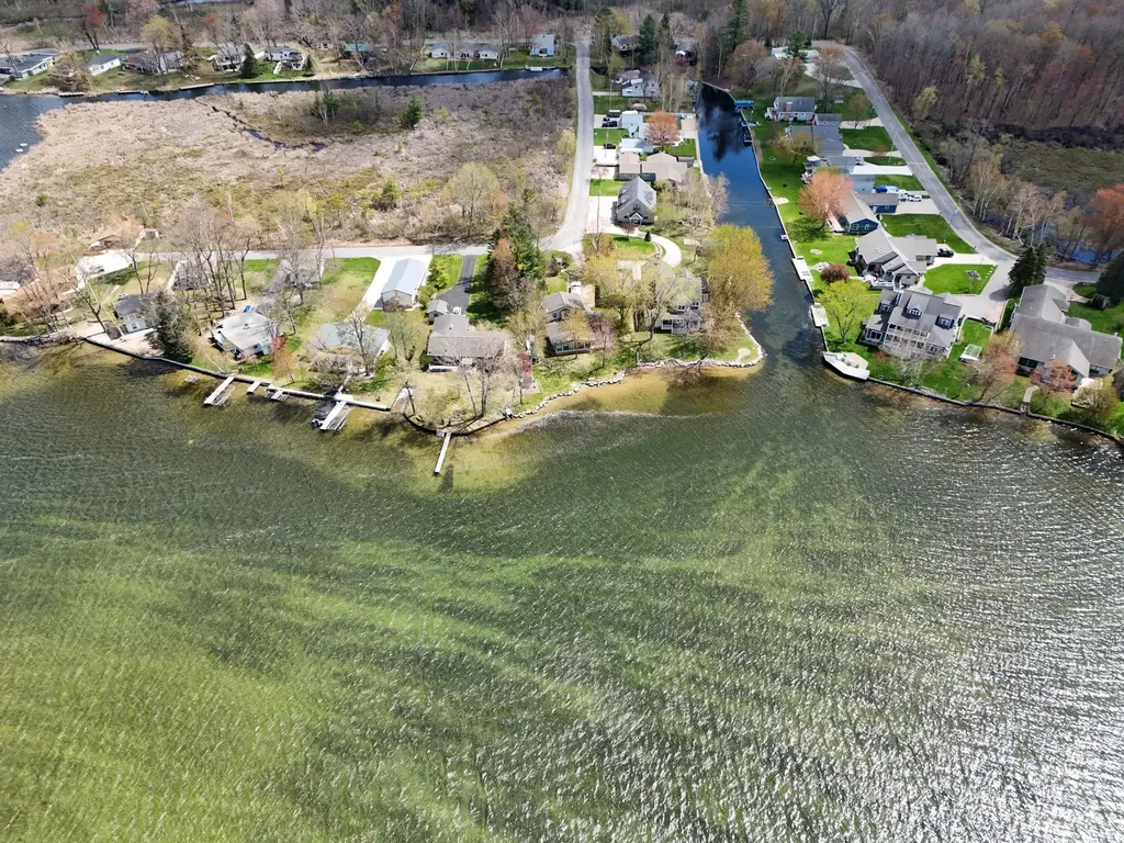 9471 Peninsula Drive Morton Township MI 49332
