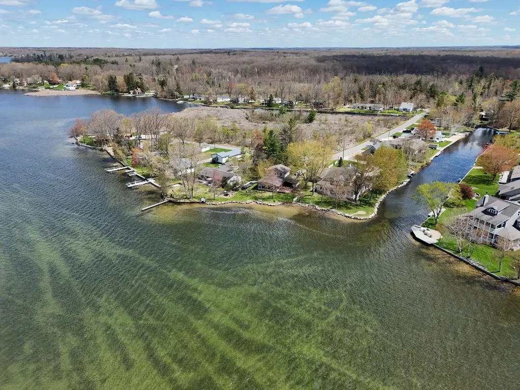 9471 Peninsula Drive Morton Township MI 49332