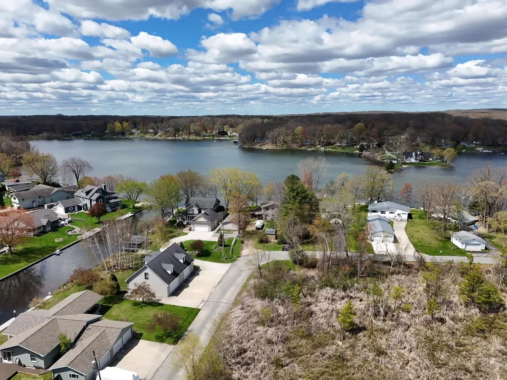 9471 Peninsula Drive Morton Township MI 49332