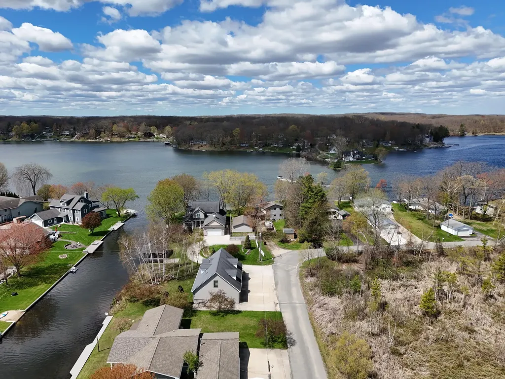 9471 Peninsula Drive Morton Township MI 49332