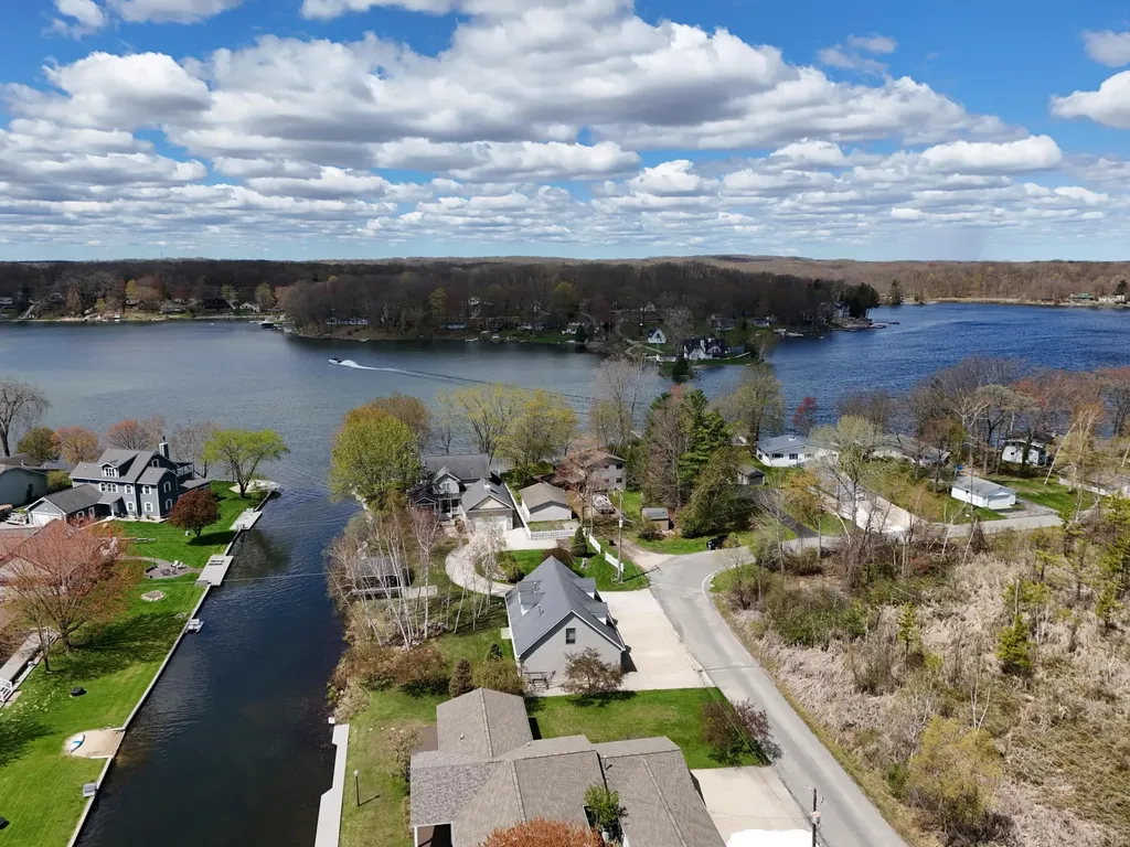 9471 Peninsula Drive Morton Township MI 49332