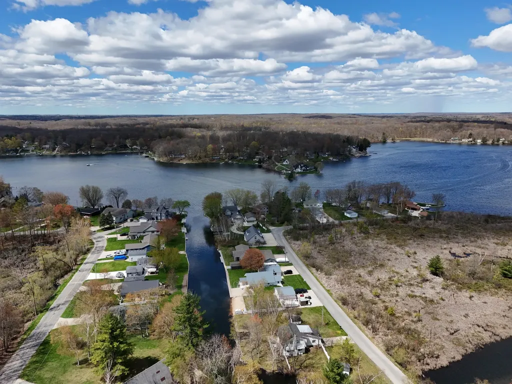 9471 Peninsula Drive Morton Township MI 49332