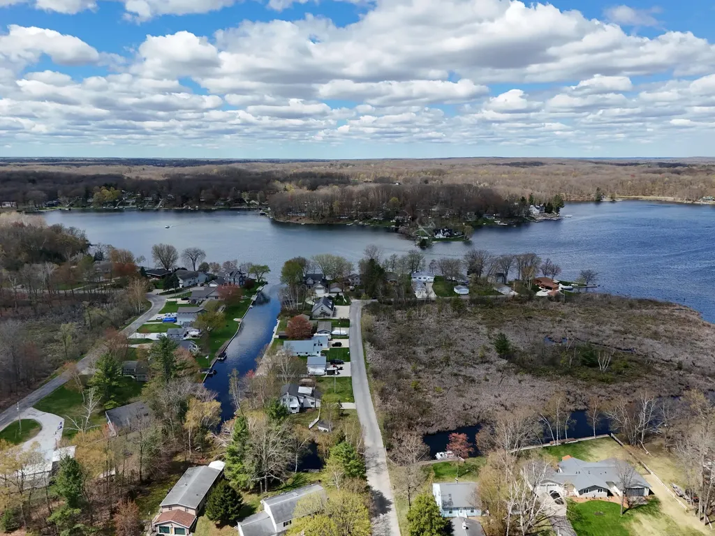 9471 Peninsula Drive Morton Township MI 49332