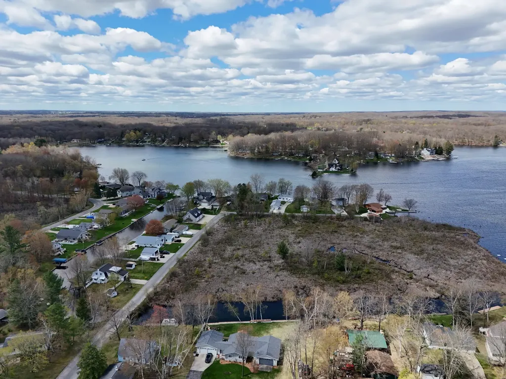9471 Peninsula Drive Morton Township MI 49332
