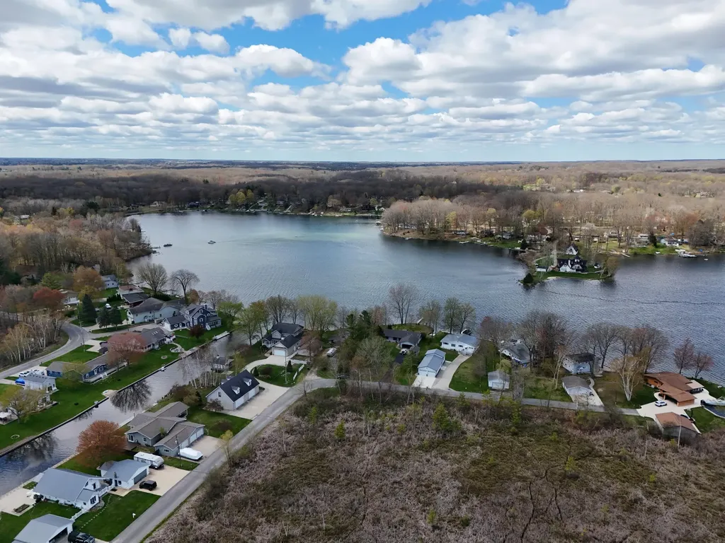 9471 Peninsula Drive Morton Township MI 49332