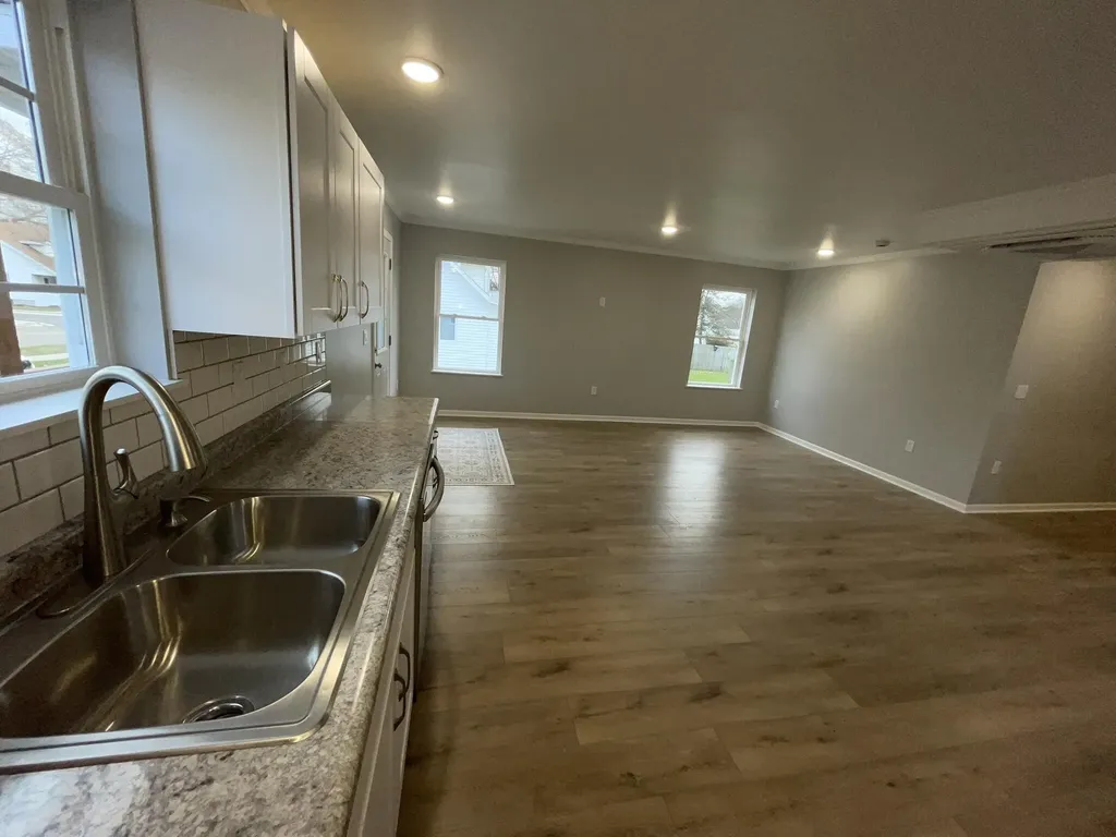 913 Pine Avenue Alma City MI 48801