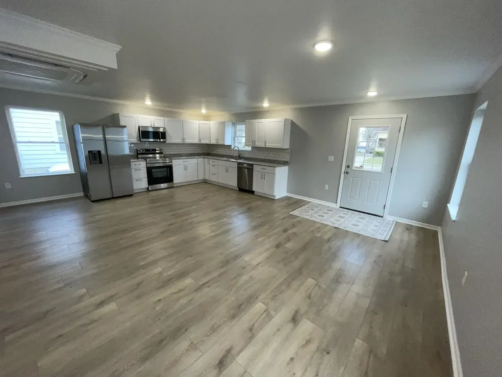 913 Pine Avenue Alma City MI 48801