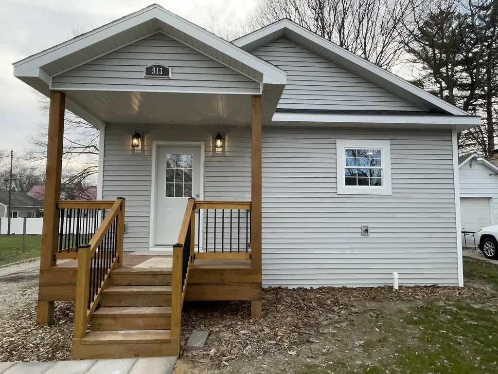 913 Pine Avenue Alma City MI 48801