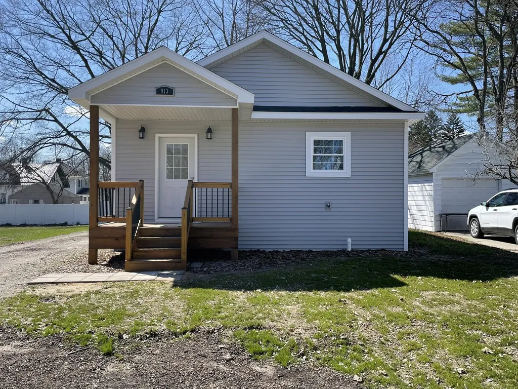 913 Pine Avenue Alma City MI 48801