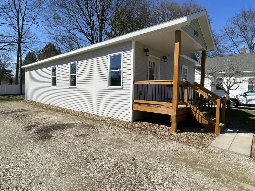 913 Pine Avenue Alma City MI 48801