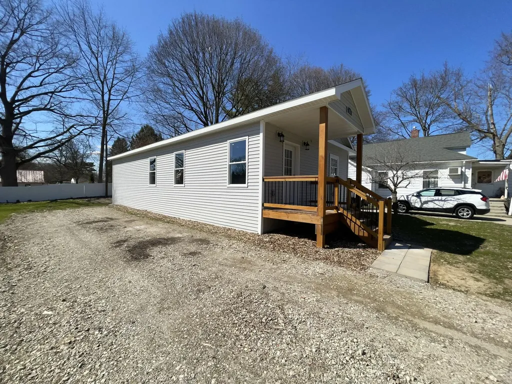 913 Pine Avenue Alma City MI 48801