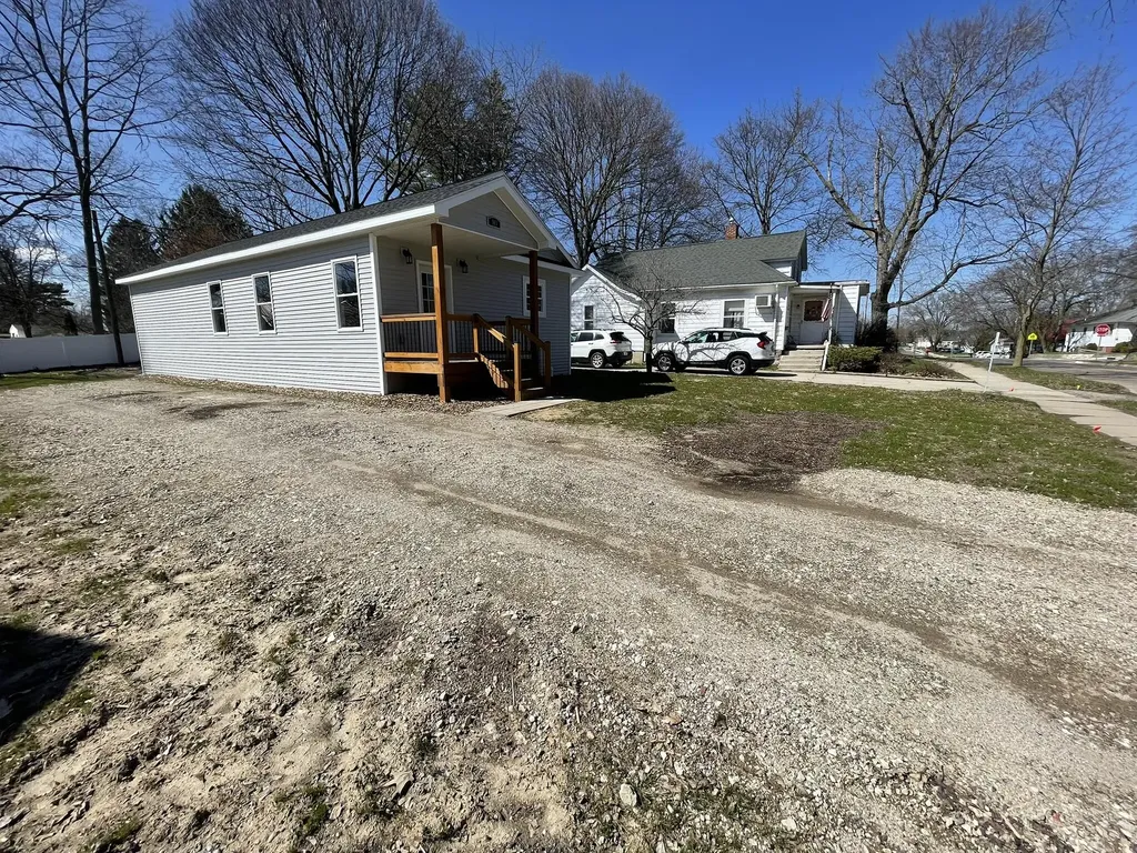 913 Pine Avenue Alma City MI 48801