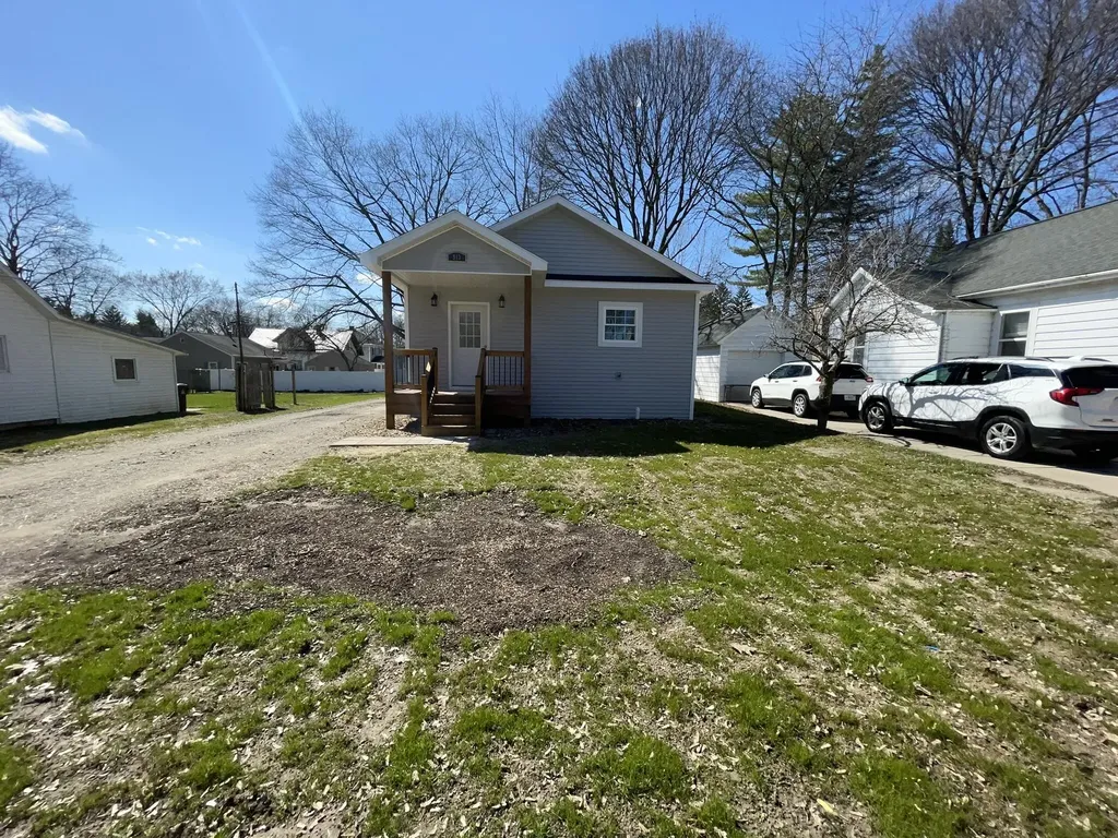 913 Pine Avenue Alma City MI 48801