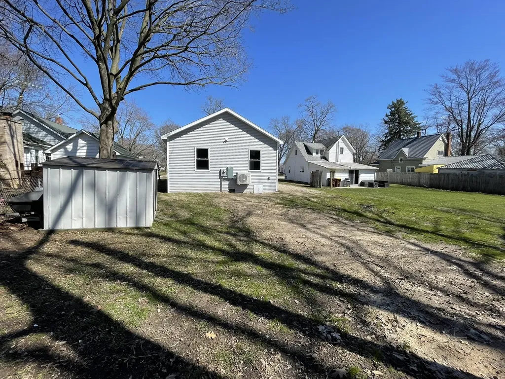 913 Pine Avenue Alma City MI 48801