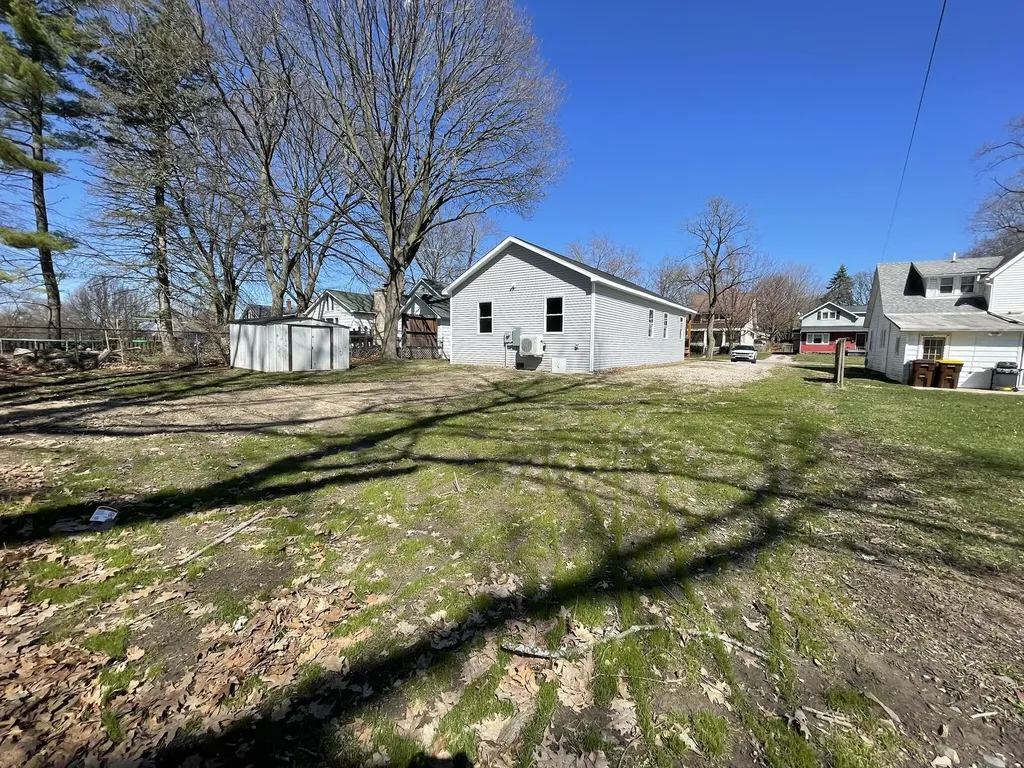 913 Pine Avenue Alma City MI 48801
