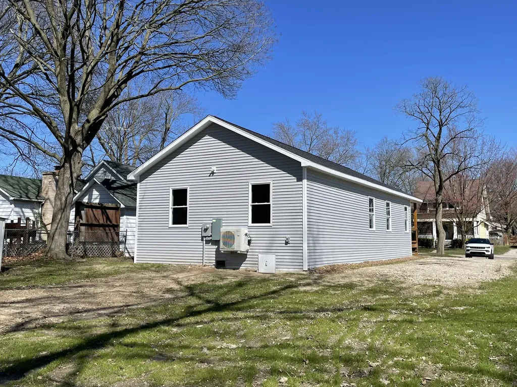 913 Pine Avenue Alma City MI 48801