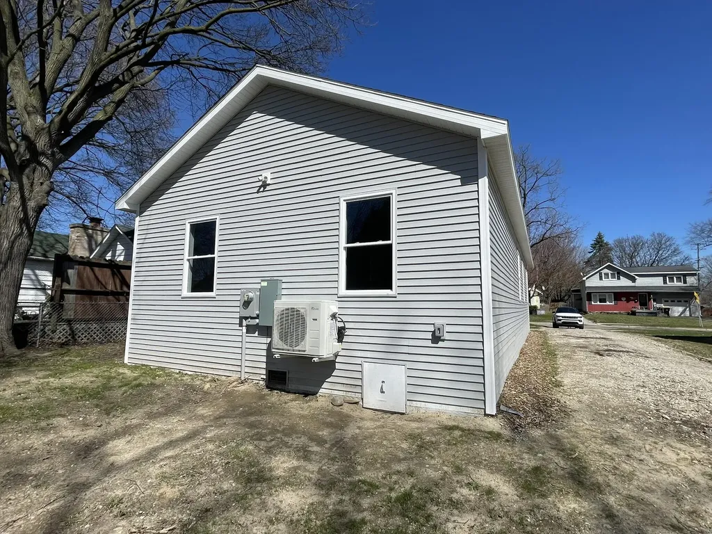913 Pine Avenue Alma City MI 48801