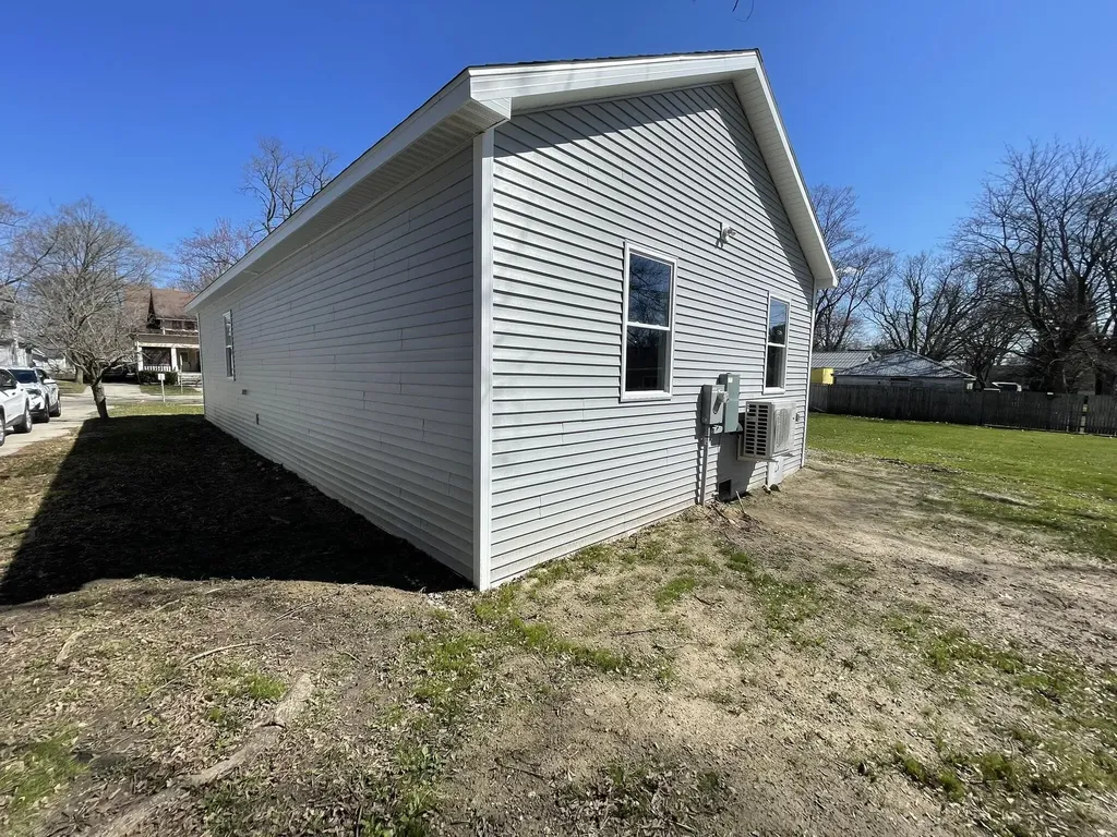913 Pine Avenue Alma City MI 48801