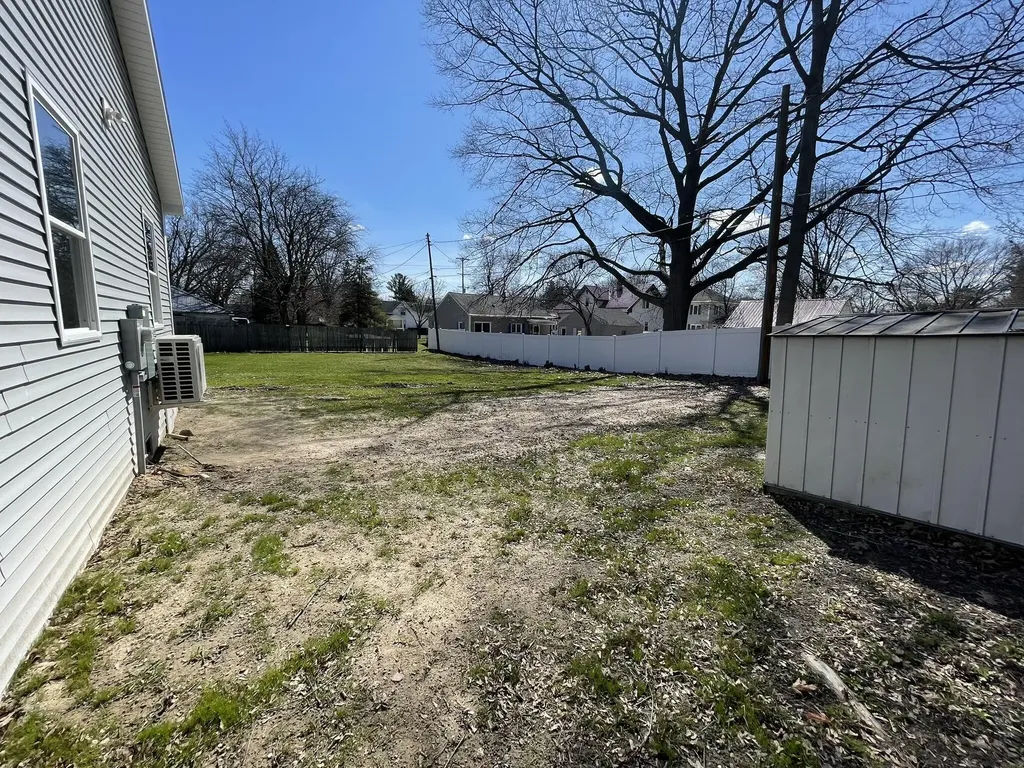 913 Pine Avenue Alma City MI 48801