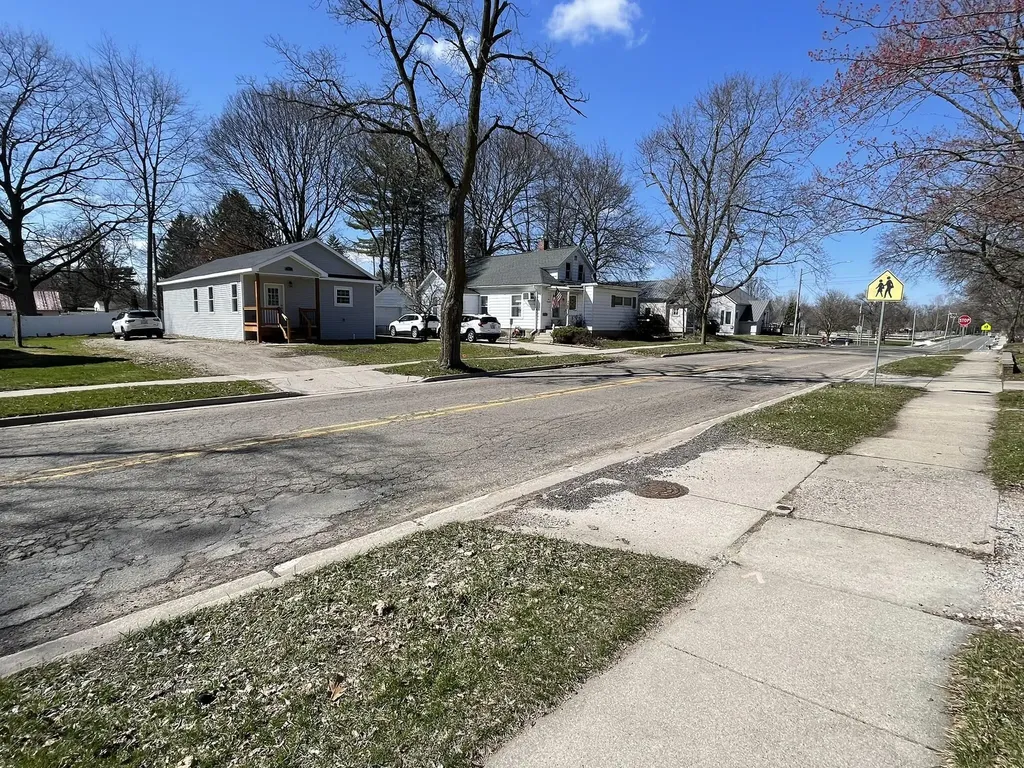 913 Pine Avenue Alma City MI 48801