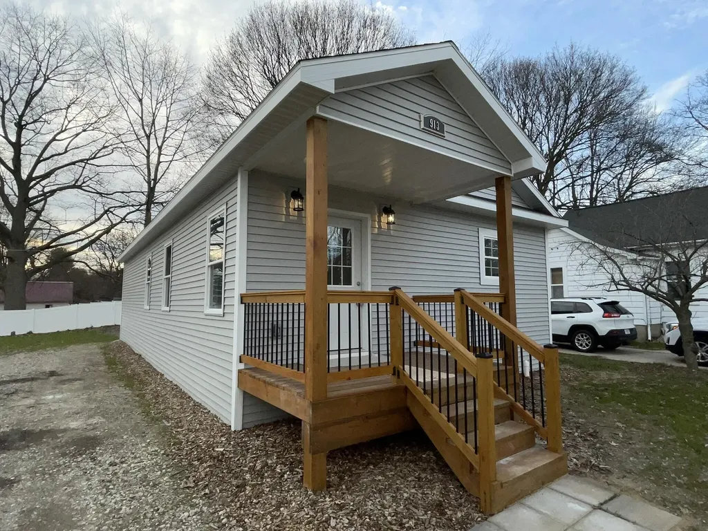 913 Pine Avenue Alma City MI 48801
