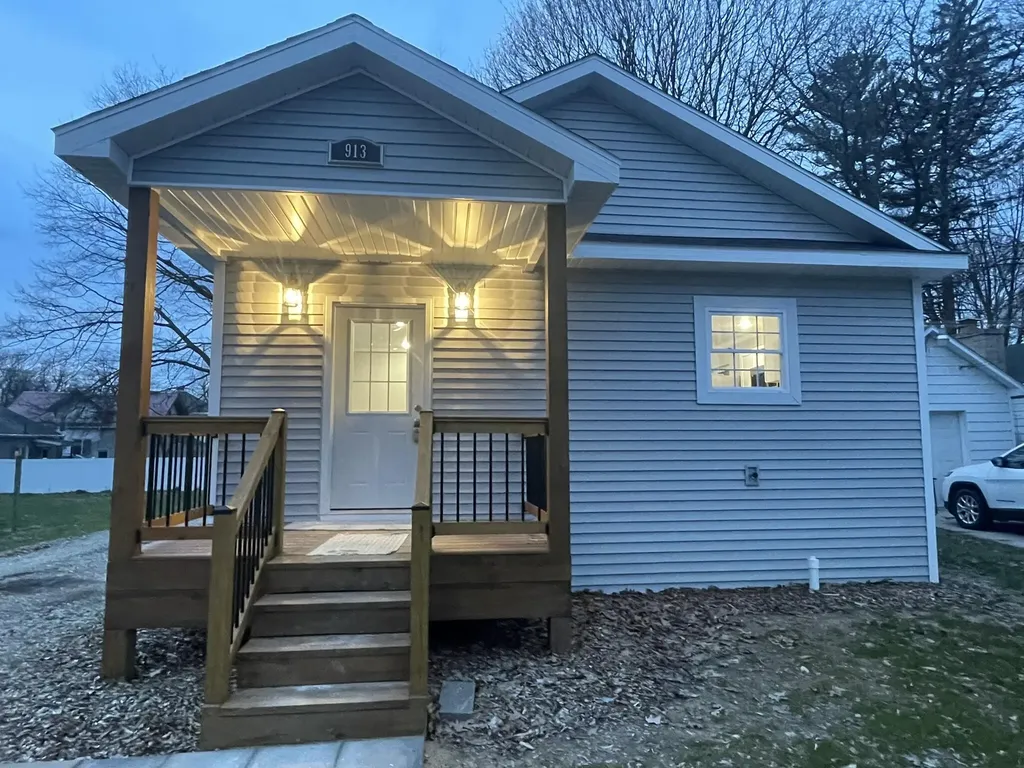 913 Pine Avenue Alma City MI 48801