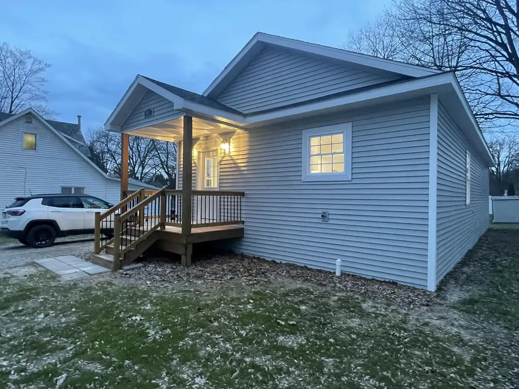 913 Pine Avenue Alma City MI 48801