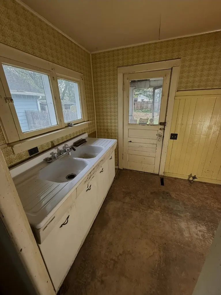 2856 Longstreet Avenue SW Wyoming City MI 49509