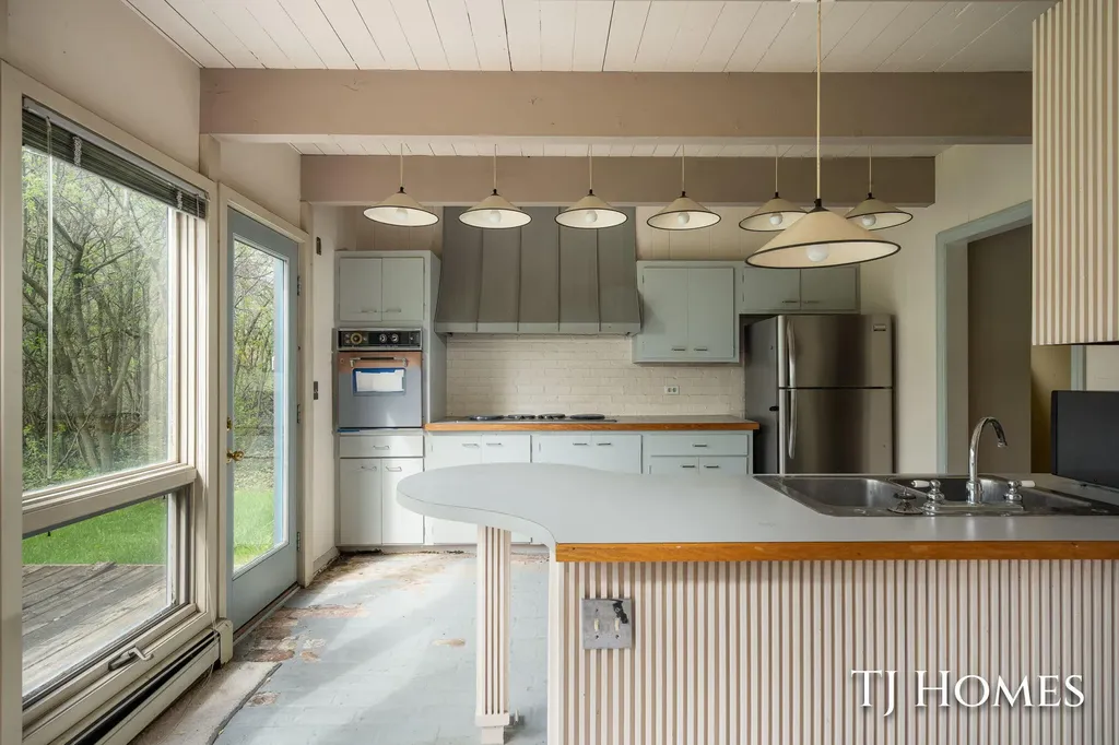 2914 Cascade Road SE East Grand Rapids City MI 49506