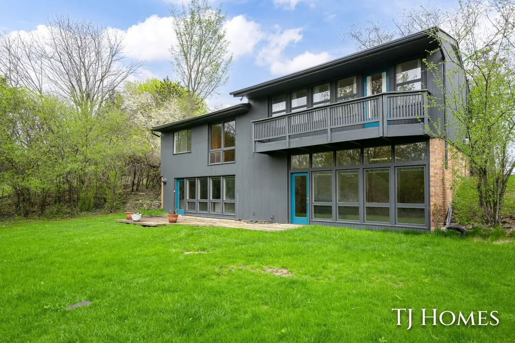 2914 Cascade Road SE East Grand Rapids City MI 49506