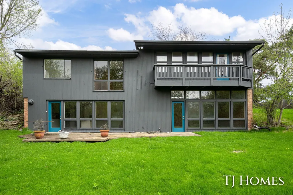 2914 Cascade Road SE East Grand Rapids City MI 49506