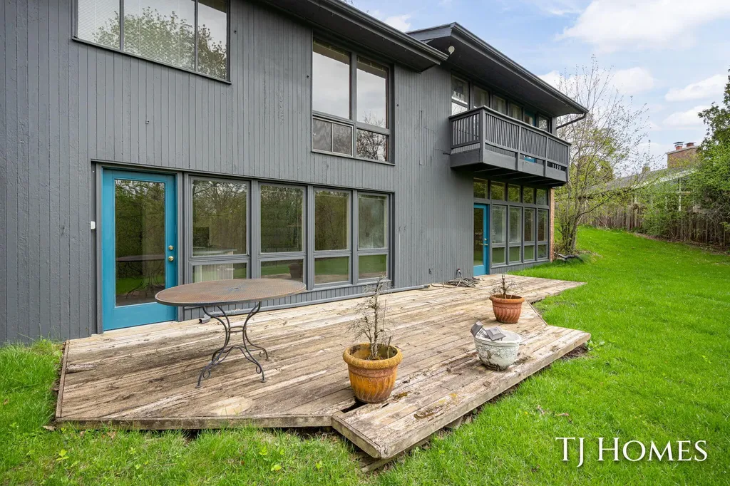 2914 Cascade Road SE East Grand Rapids City MI 49506