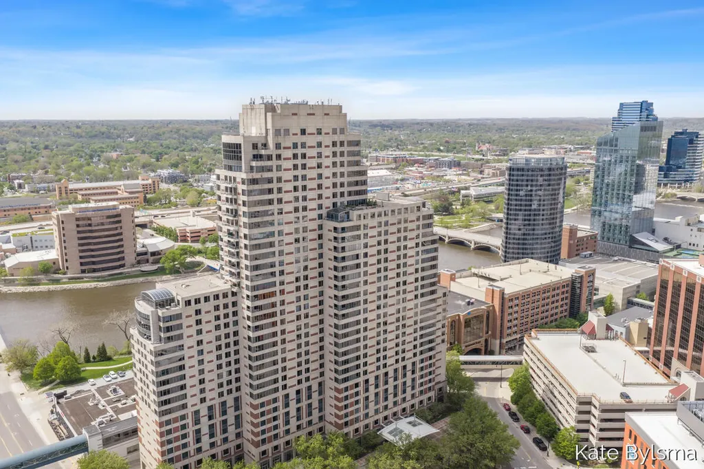 33 Campau Circle NW Grand Rapids City MI 49503