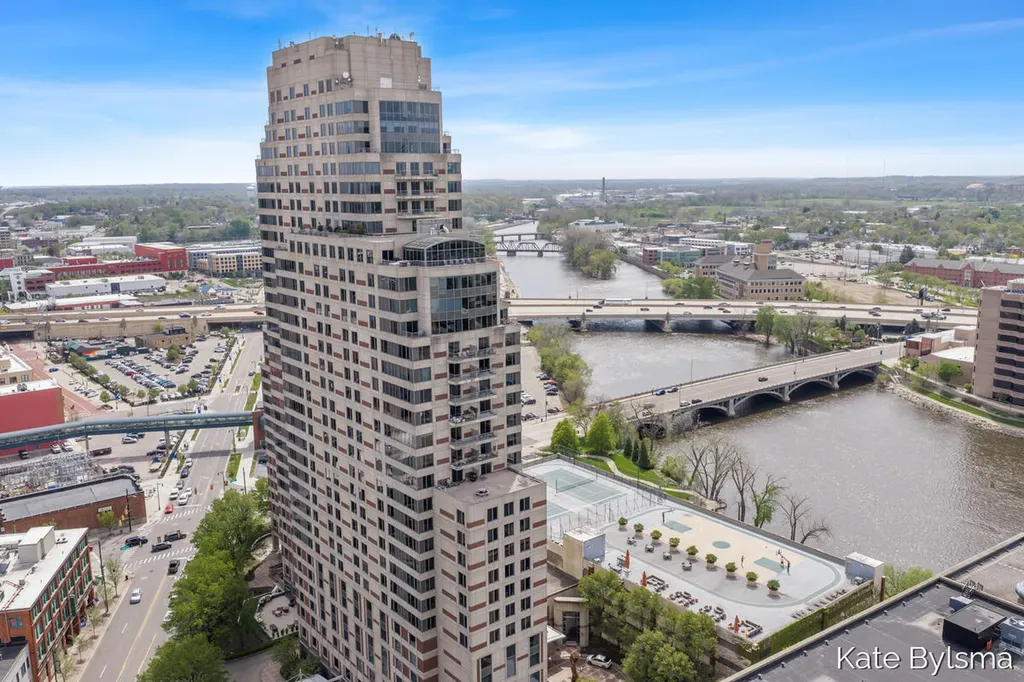 33 Campau Circle NW Grand Rapids City MI 49503