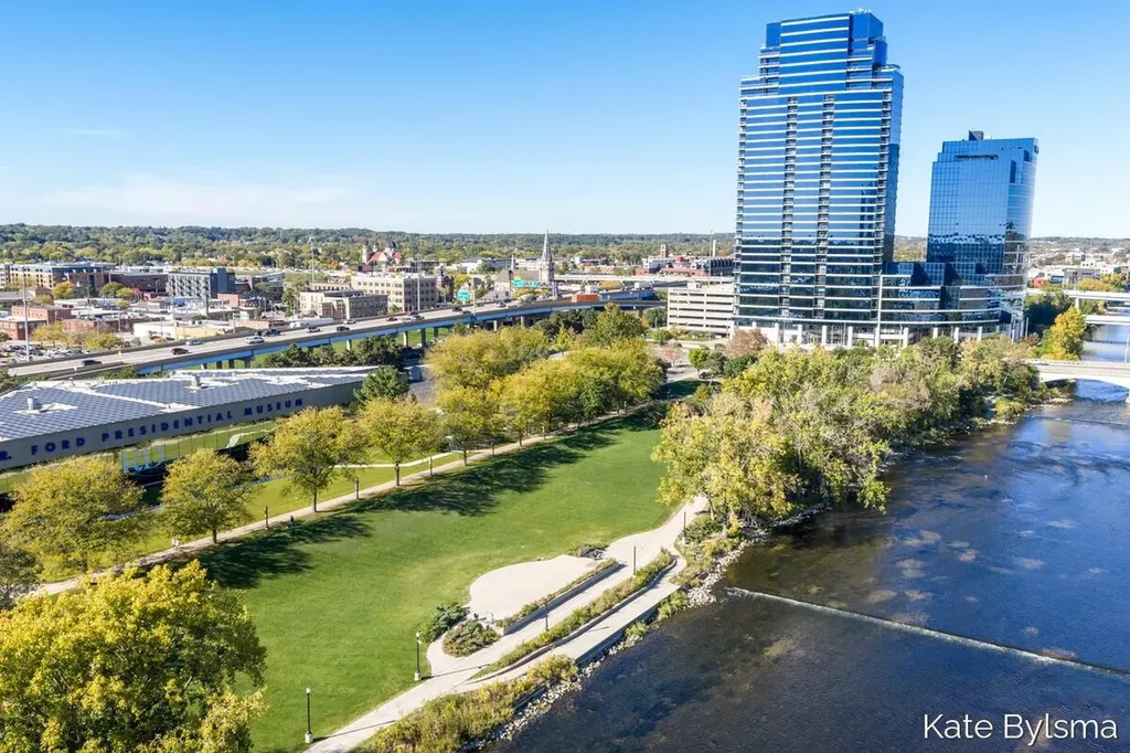 33 Campau Circle NW Grand Rapids City MI 49503