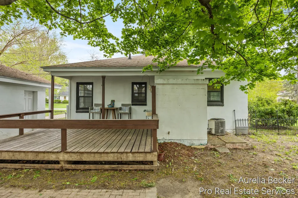 2911 Foster Avenue NE Grand Rapids City MI 49505