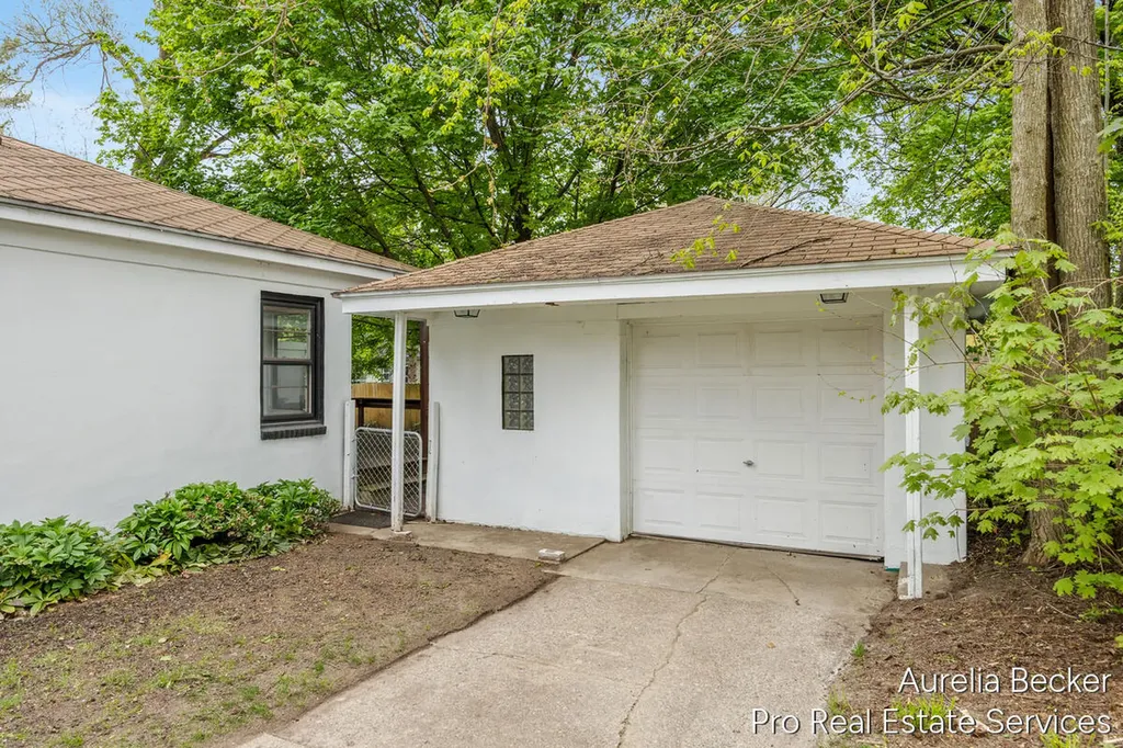 2911 Foster Avenue NE Grand Rapids City MI 49505