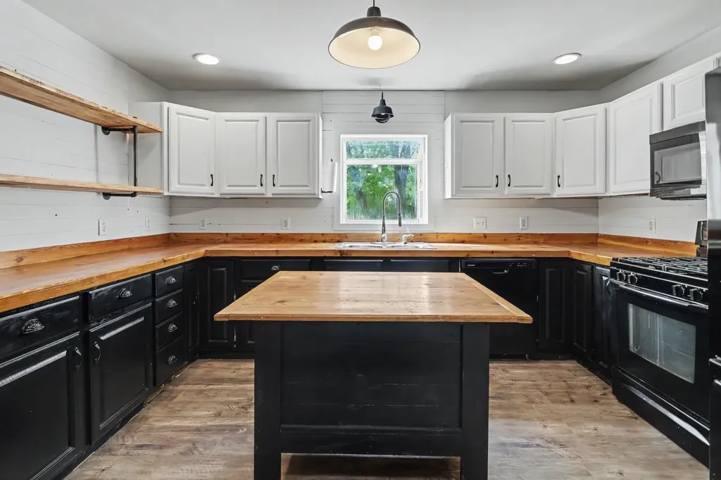 243 E Catherine Street Bellevue Village MI 49021
