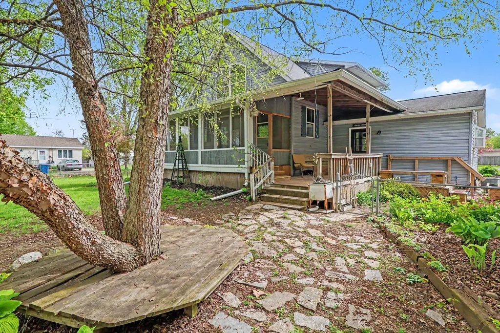 243 E Catherine Street Bellevue Village MI 49021