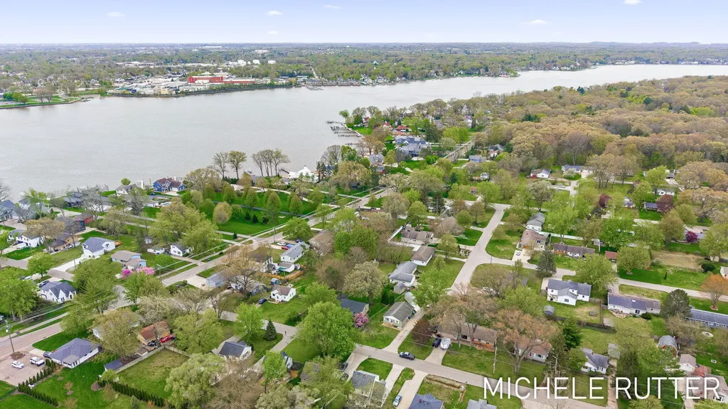 526 Pinecrest Street Holland Charter Township MI 49424
